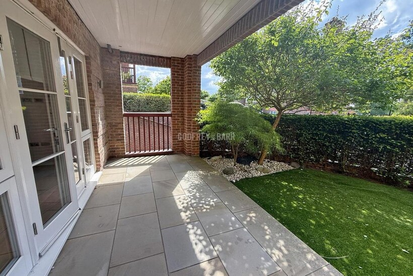 Mill Hill  NW7 3 bed apartment to rent - £4,250 pcm (£981 pw)