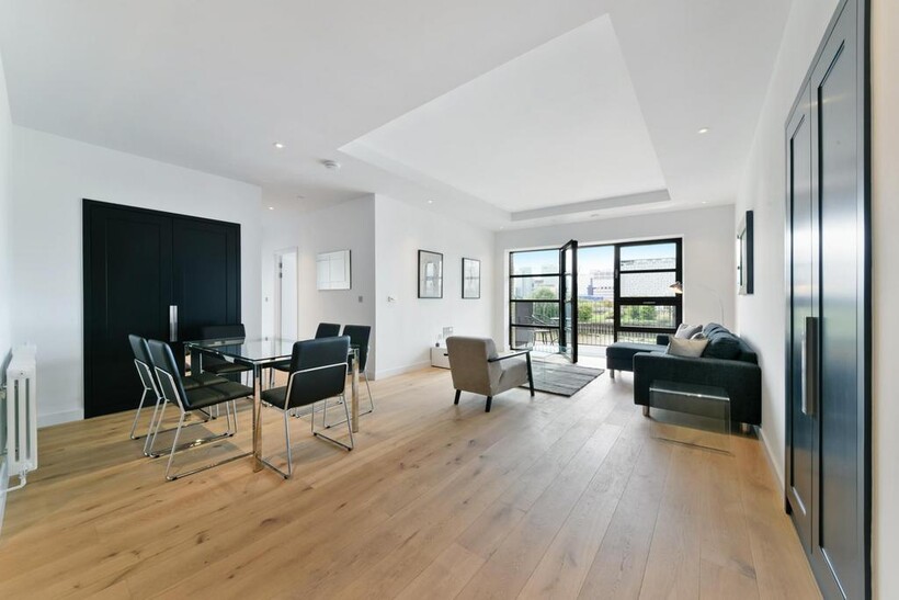 Astell House, London City Island... 2 bed apartment to rent - £2,799 pcm (£646 pw)