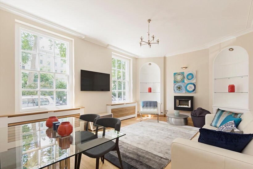 Lowndes Square, London, SW1X 1 bed flat to rent - £4,095 pcm (£945 pw)