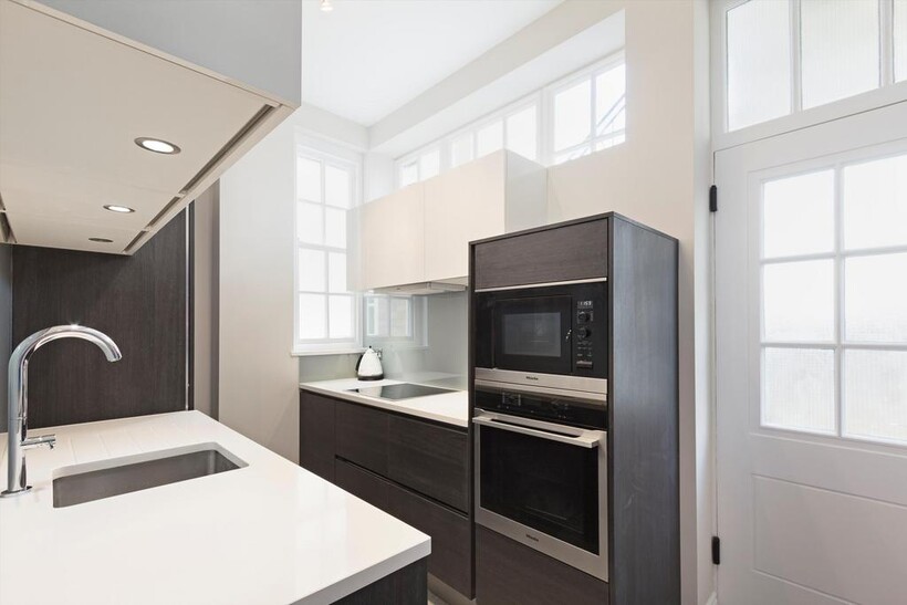 Lowndes Square, London, SW1X 1 bed flat to rent - £4,095 pcm (£945 pw)