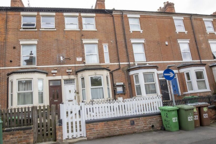 Rooms to rent - Portland Road, NG7 4GP 8 bed property to rent - £347 pcm (£80 pw)