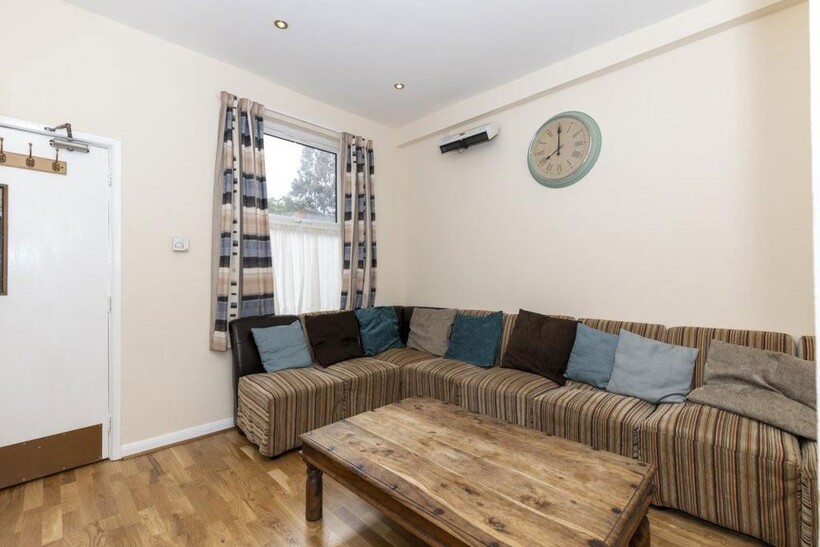 Rooms to rent - Portland Road, NG7 4GP 8 bed property to rent - £347 pcm (£80 pw)