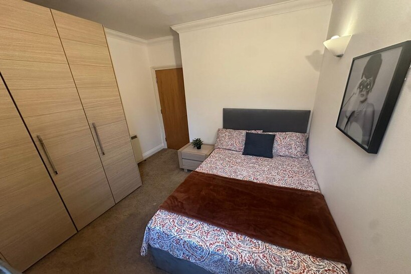 Lanark Square, London E14 4 bed flat share to rent - £910 pcm (£210 pw)