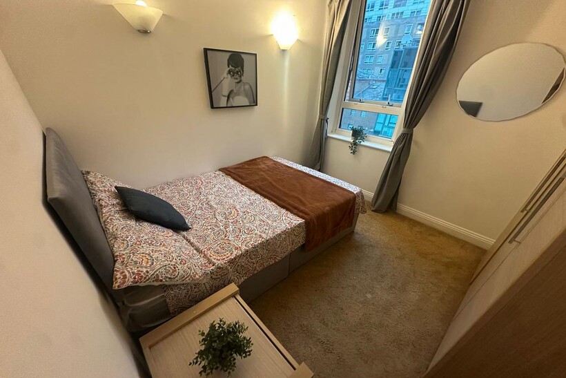 Lanark Square, London E14 4 bed flat share to rent - £910 pcm (£210 pw)