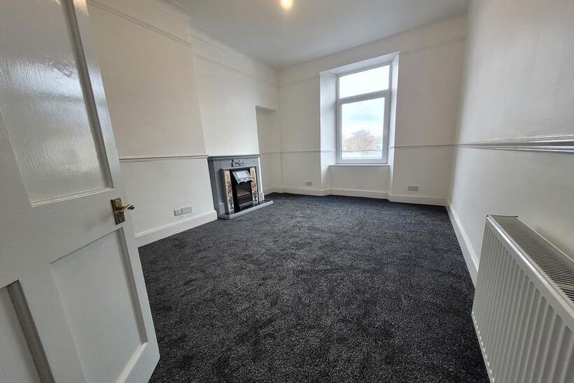 High Street, Dumbarton G82 2 bed flat to rent - £790 pcm (£182 pw)