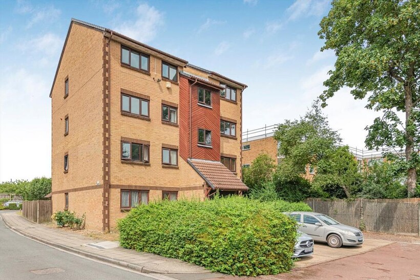 Wicket Road, Greenford UB6 1 bed flat to rent - £1,499 pcm (£346 pw)