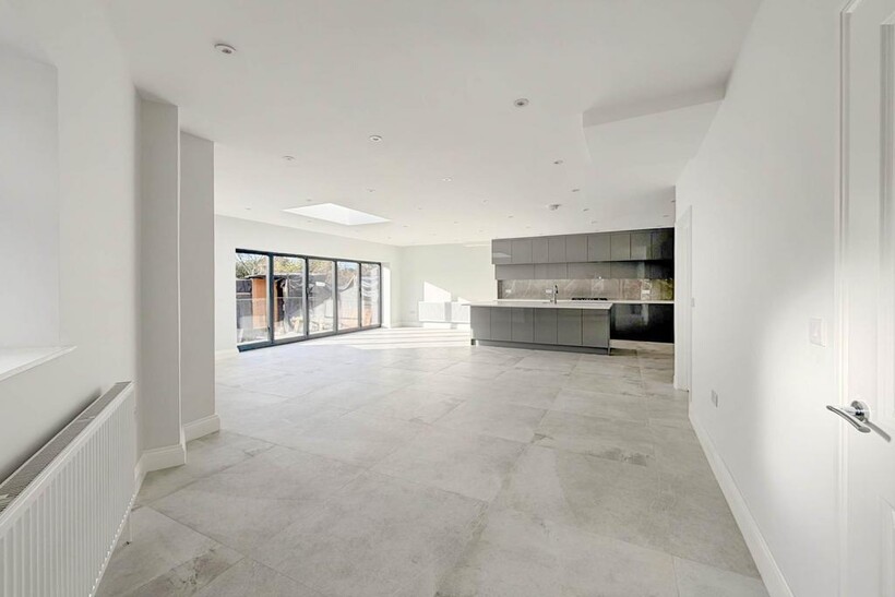 Buxton Drive, New Malden 6 bed semi-detached house to rent - £5,995 pcm (£1,383 pw)