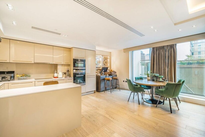 Radnor Terrace, London W14 2 bed flat to rent - £4,996 pcm (£1,153 pw)