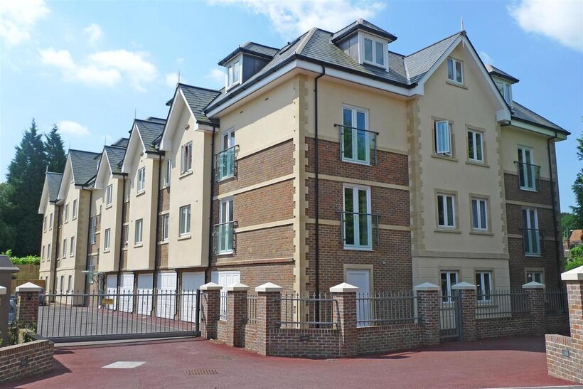 Regency Mews, Queens Road, Haywards... 2 bed flat to rent - £1,545 pcm (£357 pw)