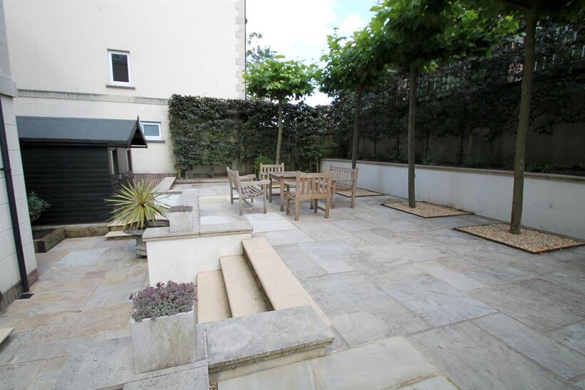 Regency Mews, Queens Road, Haywards... 2 bed flat to rent - £1,545 pcm (£357 pw)