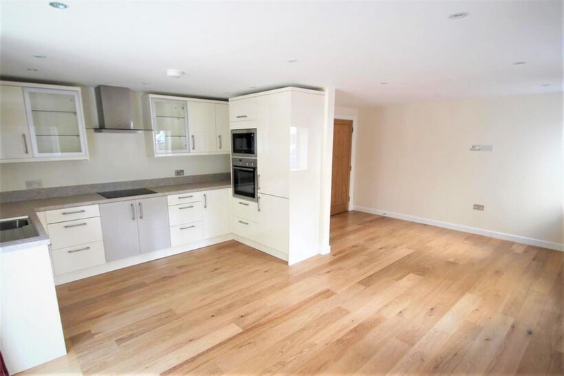 Regency Mews, Queens Road, Haywards... 2 bed flat to rent - £1,545 pcm (£357 pw)