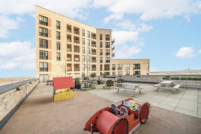 Healum Avenue, Southall UB2 2 bed flat to rent - £1,898 pcm (£438 pw)