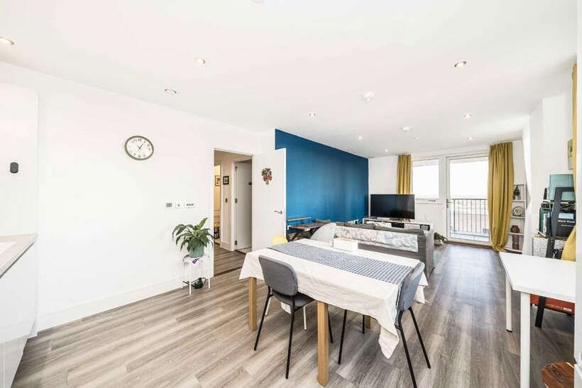 Healum Avenue, Southall UB2 2 bed flat to rent - £1,898 pcm (£438 pw)