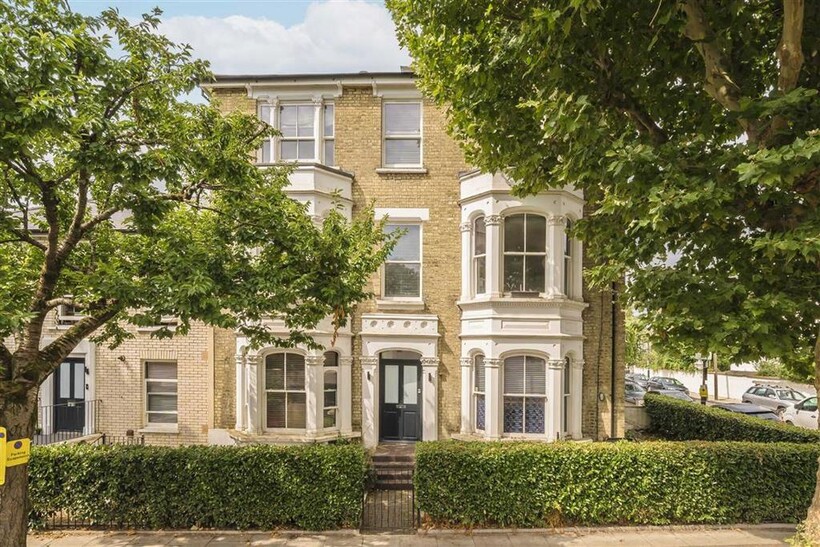 Findon Road, London W12 2 bed flat to rent - £2,499 pcm (£577 pw)