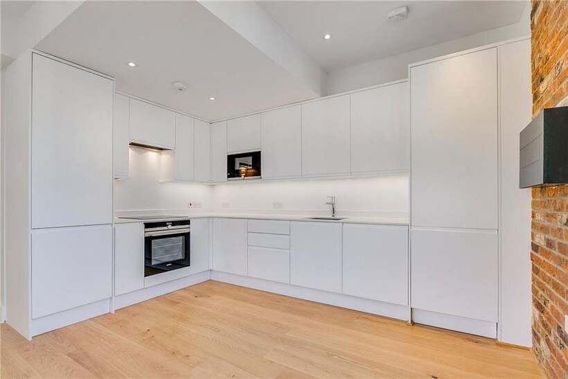 Findon Road, London W12 2 bed flat to rent - £2,499 pcm (£577 pw)