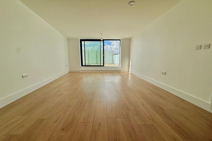 Crompton House,  High Street, Barnet 3 bed flat to rent - £2,395 pcm (£553 pw)