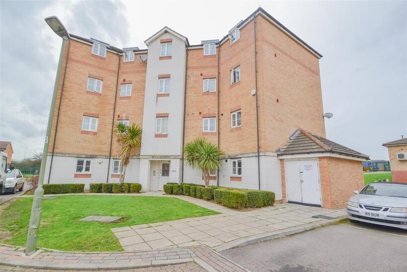 Huron Road, Turnford, Hertfordshire 2 bed apartment to rent - £1,395 pcm (£322 pw)