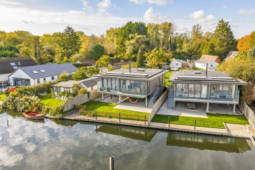 Riverside, Staines-Upon-Thames TW18 3 bed detached house to rent - £4,395 pcm (£1,014 pw)