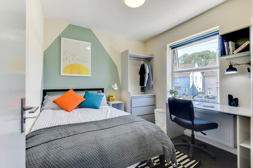 Bright, well-styled double bedroom with a cosy ...