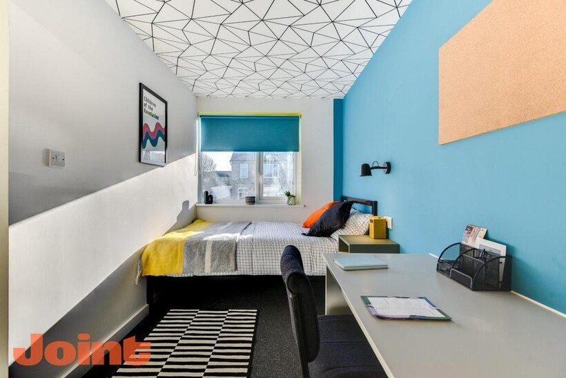 Bright, modern single bedroom with a comfortabl...