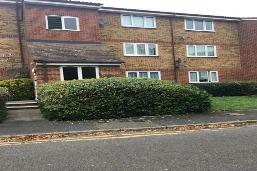 Stirling Close, Rainham RM13 1 bed flat to rent - £1,375 pcm (£317 pw)