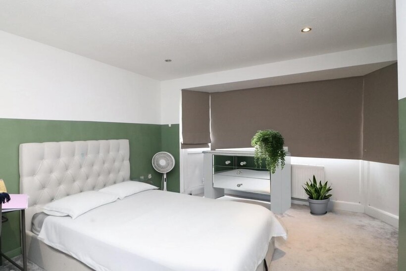 Colman Road, London E16 4 bed townhouse to rent - £2,675 pcm (£617 pw)