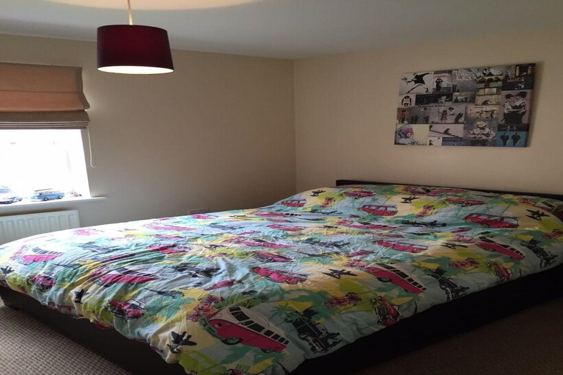 Bright, tidy double bedroom with a comfy double...