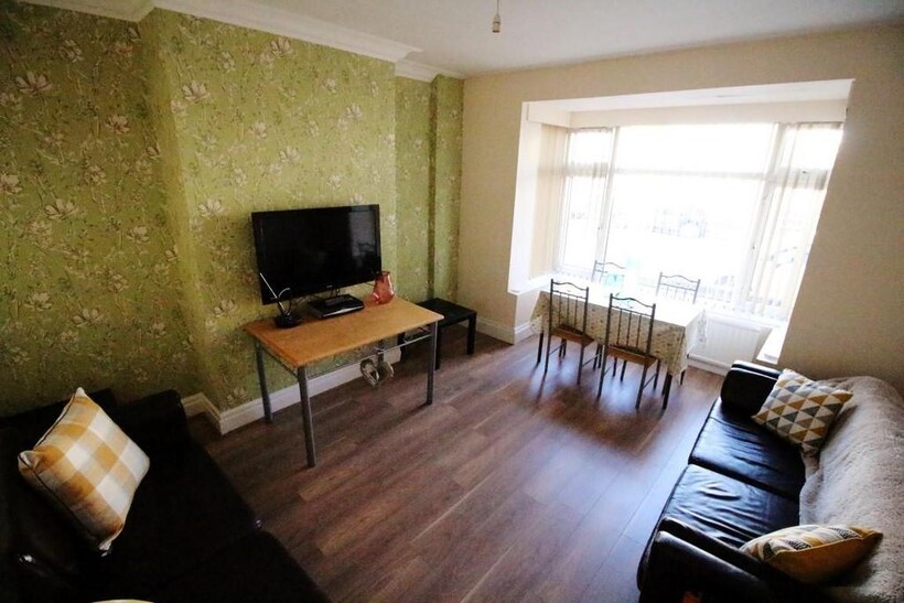 Estcourt Avenue, Leeds LS6 7 bed house to rent - £4,247 pcm (£980 pw)