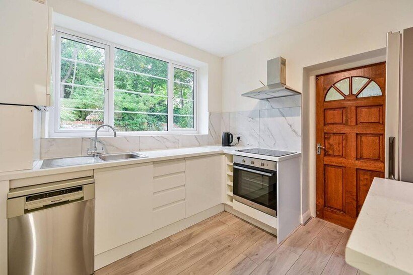 Park Road, East Twickenham... 2 bed flat to rent - £4,360 pcm (£1,006 pw)