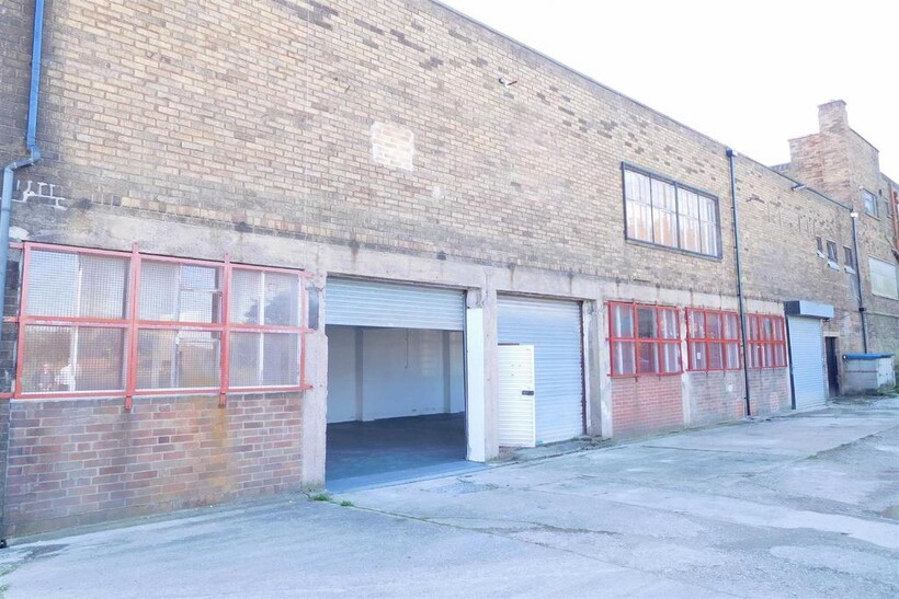 Hulton Street, Hanley, Stoke-on-Trent Property to rent - £833 pcm (£192 pw)