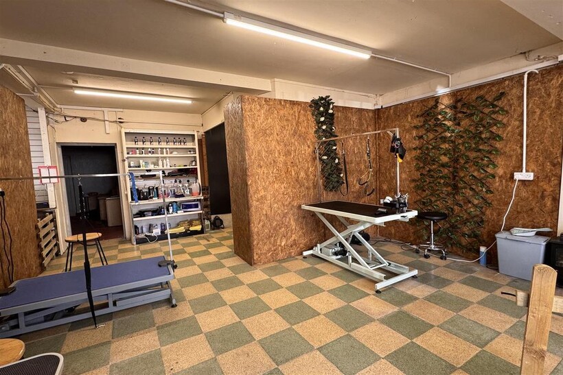 Causeley Road, Bucknall, Stoke-On-Trent Retail property (high street) to rent - £833 pcm (£192 pw)