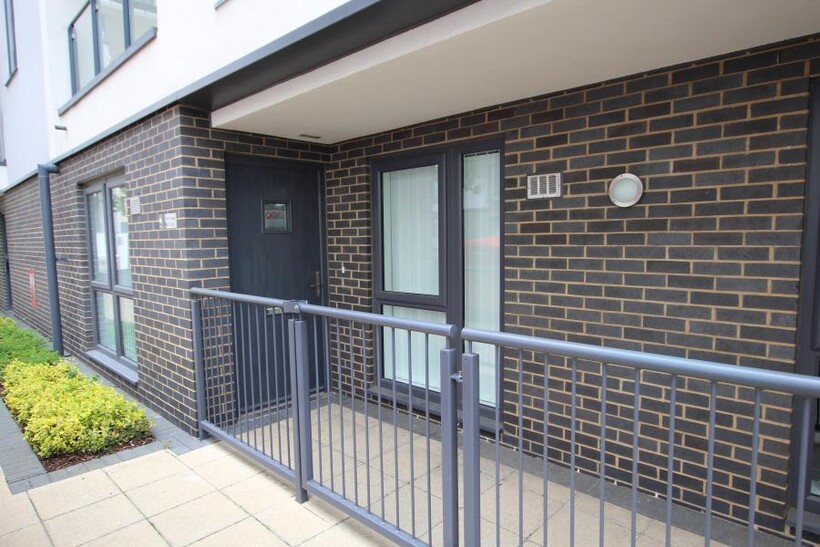 Guildford Road, Woking GU22 2 bed apartment to rent - £1,650 pcm (£381 pw)