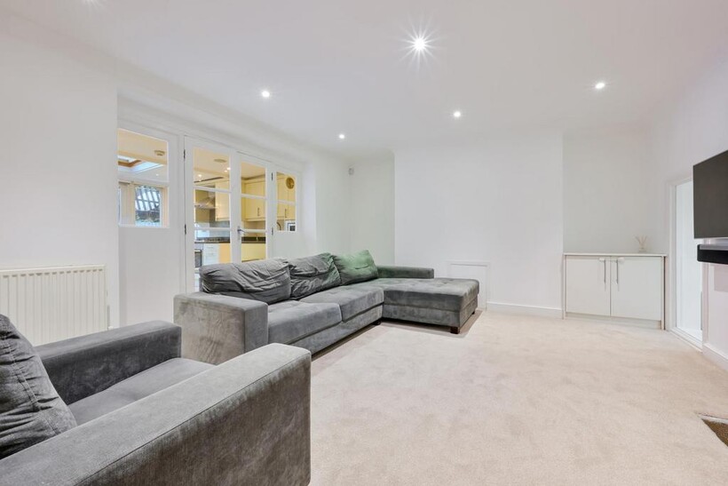 Dennington Park Road, West Hampstead... 2 bed flat to rent - £2,999 pcm (£692 pw)