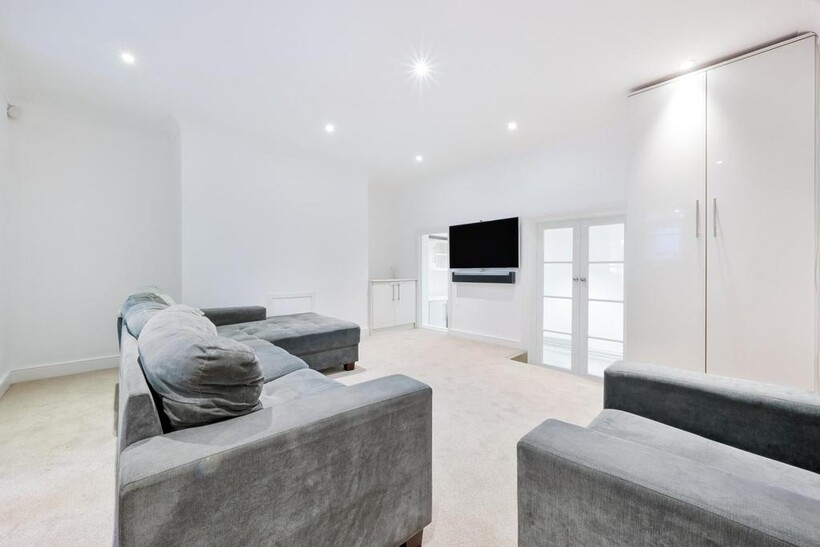 Dennington Park Road, West Hampstead... 2 bed flat to rent - £2,999 pcm (£692 pw)