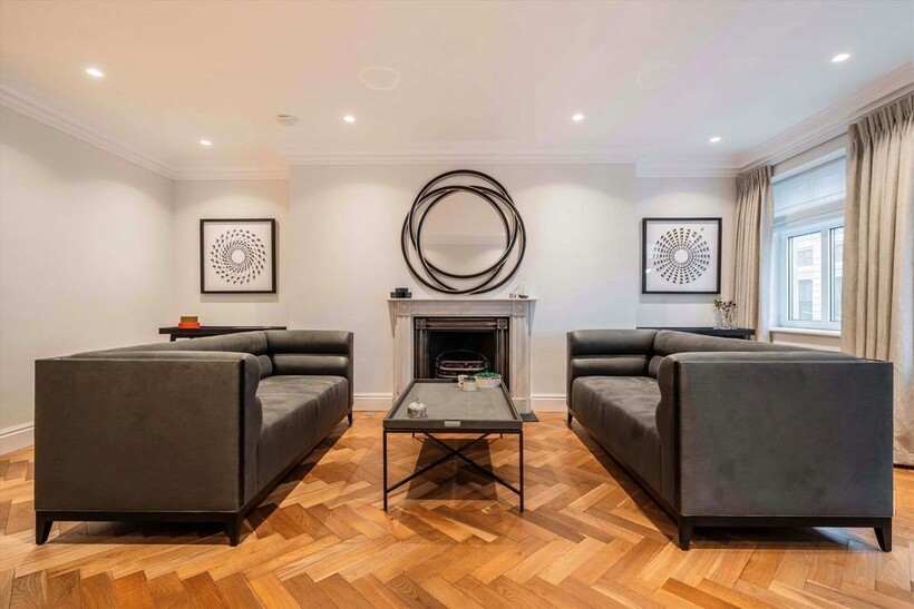 Pall Mall, London SW1Y 2 bed flat to rent - £9,533 pcm (£2,200 pw)