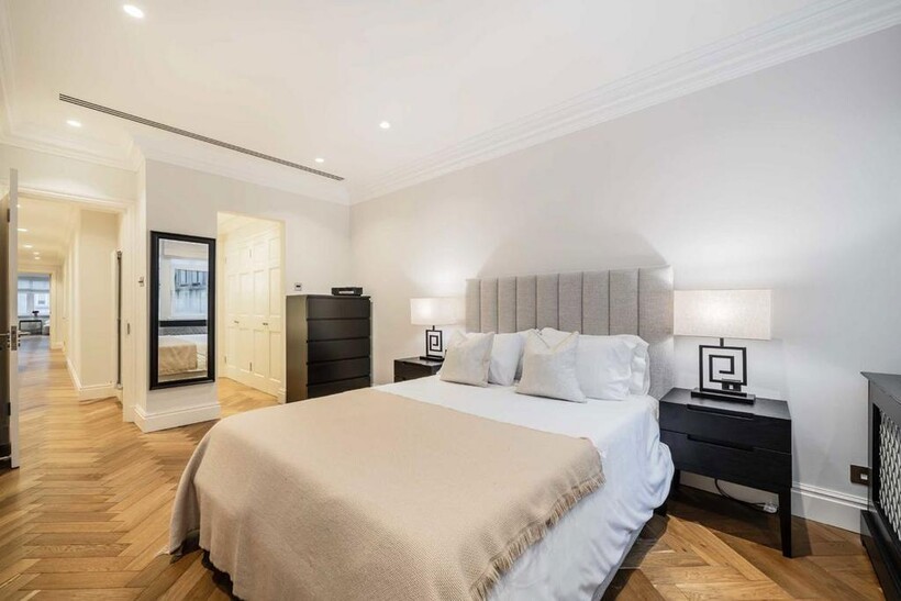 Pall Mall, London SW1Y 2 bed flat to rent - £9,533 pcm (£2,200 pw)