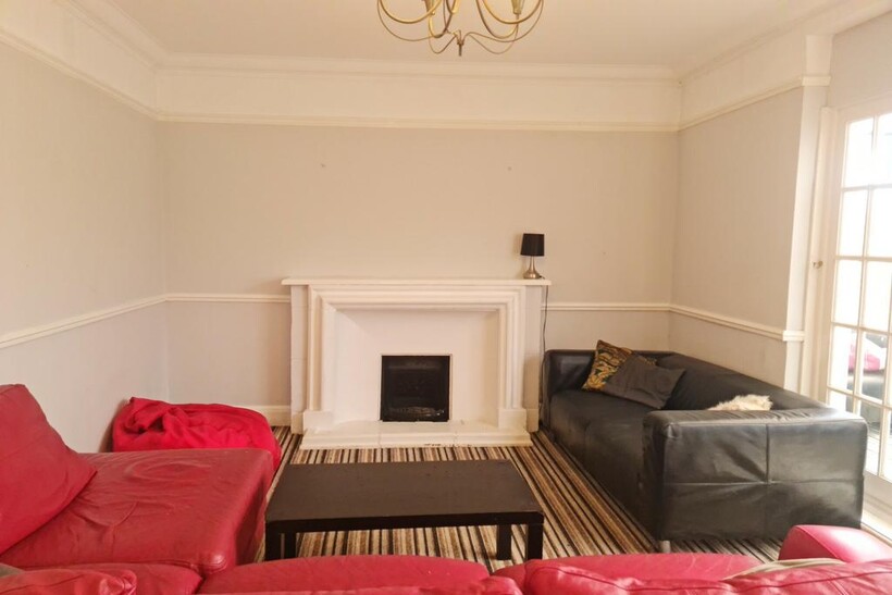 8 Bed Student House in Winton 8 bed detached house to rent - £4,600 pcm (£1,062 pw)