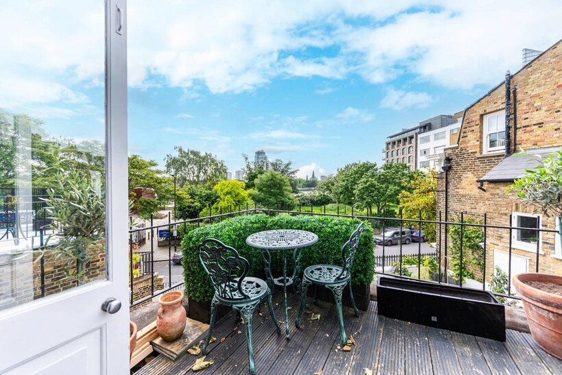Cremorne Road, Chelsea, London, SW10 2 bed maisonette to rent - £6,067 pcm (£1,400 pw)