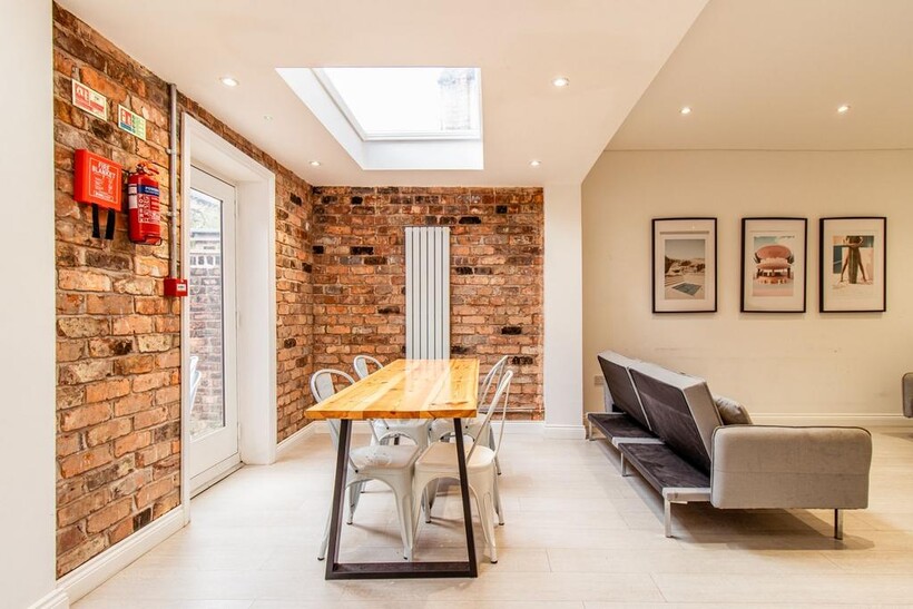 Bright, contemporary open-plan living and dinin...