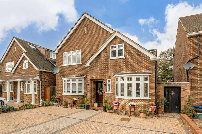 Seymour Gardens, Feltham TW13 4 bed detached house to rent - £2,995 pcm (£691 pw)