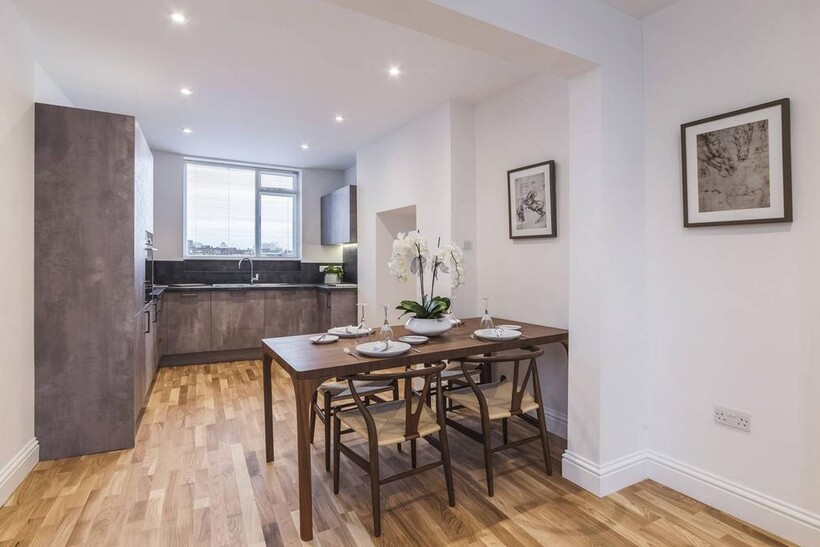Kings Road, Chelsea, London, SW3 2 bed maisonette to rent - £4,602 pcm (£1,062 pw)