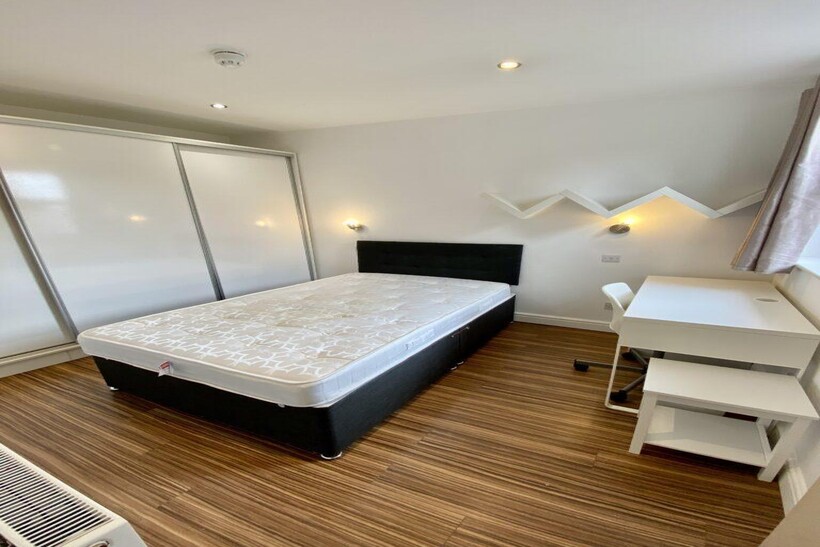 Bright, well-presented double bedroom with a co...