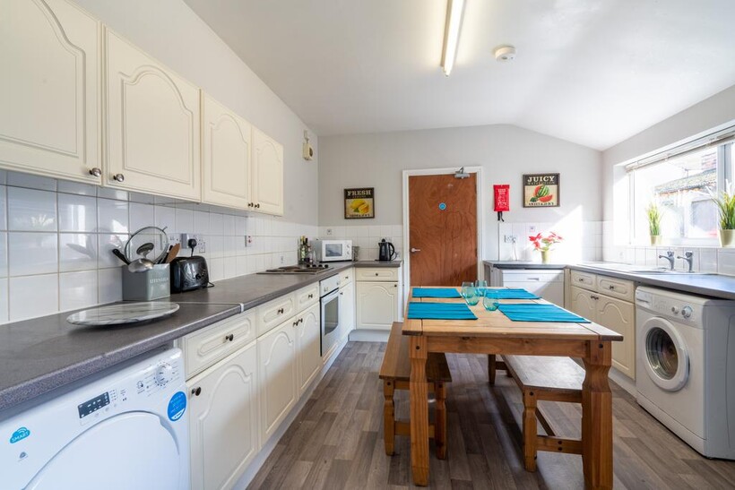 Carholme Road - Student House - 26/27 5 bed terraced house to rent - £400 pcm (£92 pw)