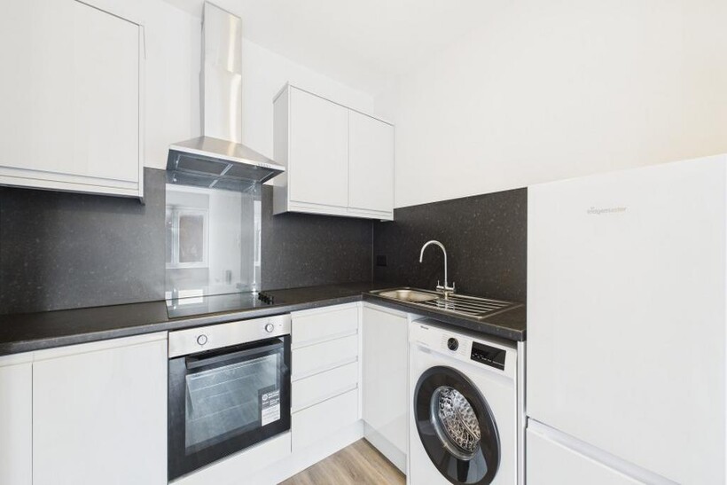 Camberley 2 bed apartment to rent - £1,575 pcm (£363 pw)