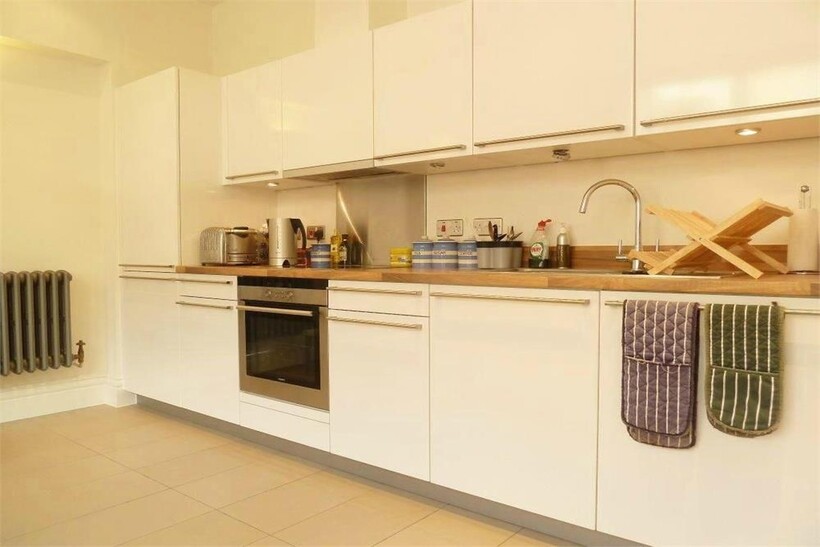 Kingsway Square, Battersea Park SW11 1 bed apartment to rent - £1,798 pcm (£415 pw)