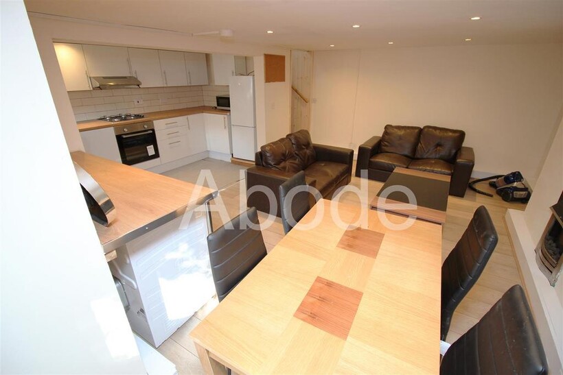 Royal Park Avenue, Hyde Park, Leeds 4 bed house to rent - £2,392 pcm (£552 pw)