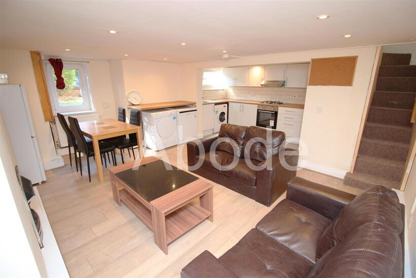 Royal Park Avenue, Hyde Park, Leeds 4 bed house to rent - £2,392 pcm (£552 pw)
