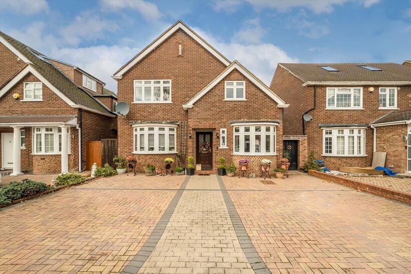Seymour Gardens, Feltham TW13 4 bed detached house to rent - £2,995 pcm (£691 pw)