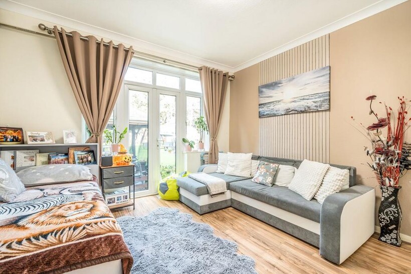 Seymour Gardens, Feltham TW13 4 bed detached house to rent - £2,995 pcm (£691 pw)