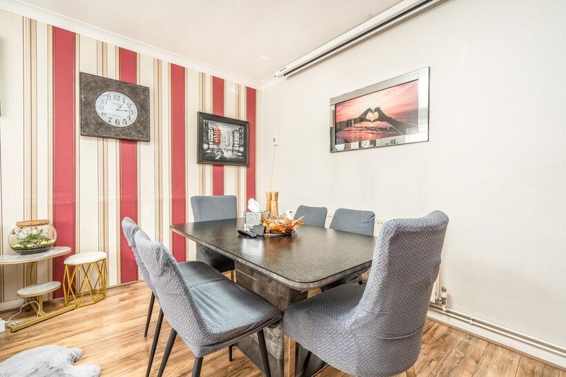 Seymour Gardens, Feltham TW13 4 bed detached house to rent - £2,995 pcm (£691 pw)